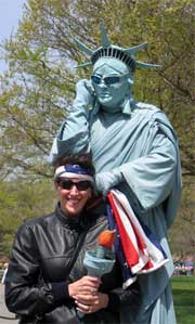 Fake Miss Liberty and shameless tourist