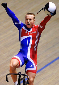 Scottish cyclemeister, Chris Hoy wins gold